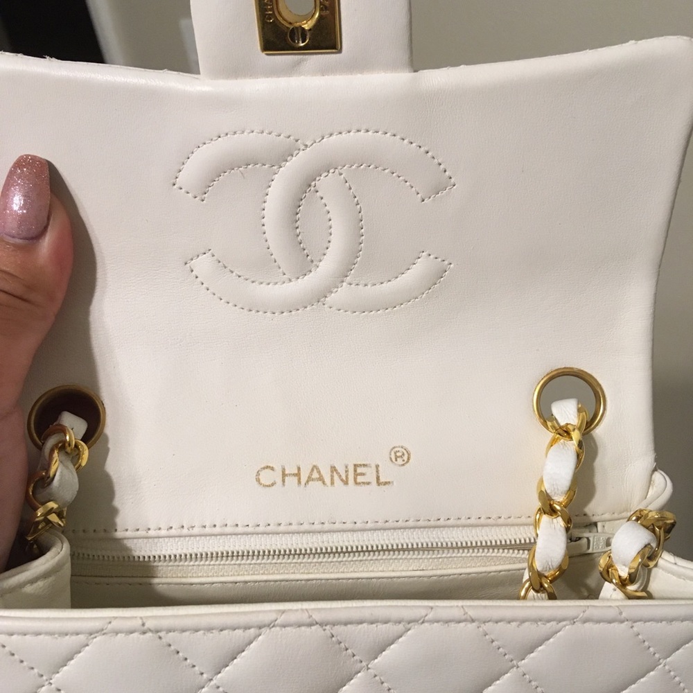 S O L D to a beautiful lady 🤩 Chanel White Mini - Picture 10 of 15
